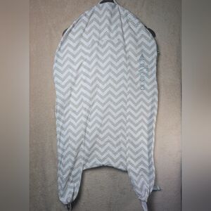 DockATot Deluxe Plus Zig Zag Pattern 0-8 Months Cover Only - Chevron EUC Nursery